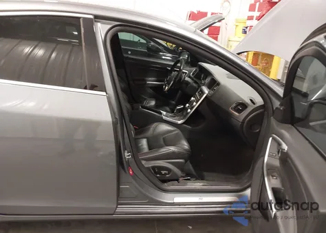 2016 Volvo S60 T6 R-Design Platinum z USA, uszkodzony, nr VIN YV1902TS7G1398774